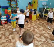 Подвижная игра "Регулировщик"
