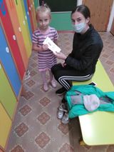 Вручение буклетов "Безопасность на дорогах"