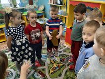 "Посмотрите, что я принёс!"- рассматривание пилотки