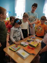 Знакомство с книгами изготовленными родителями младшей группы для своих малышей